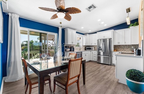 Avalon by the Sea House | King Suite, Hot Tub, Pool, BBQ Grill, Bikes, Patio, EV Charger, 600 ft 2 Beach!