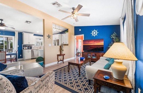 Avalon by the Sea House | King Suite, Hot Tub, Pool, BBQ Grill, Bikes, Patio, EV Charger, 600 ft 2 Beach!