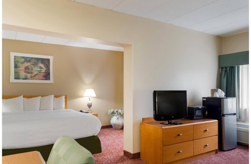 Smithfield Hotel | King Suite near Rustic Drive-In | Free Parking & Breakfast, Pet Friendly Stay