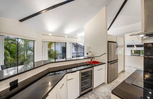 Kaneohe Villa | King Suite Oasis: Unwind with Jacuzzi & Bay Views Unit B