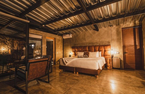 Circasia Hotel | King Suite Perfect for Bird Watching in Peaceful Forest Setting w/Onsite Pool