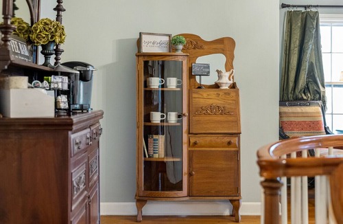 Fort Smith Apartment | King suite! Sitting area-lots of windows-Blushing Rose