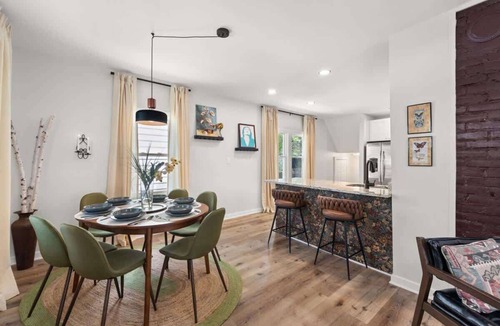 Cleveland House | King Suite - Sleeps 8 - Pet Friendly - Porch