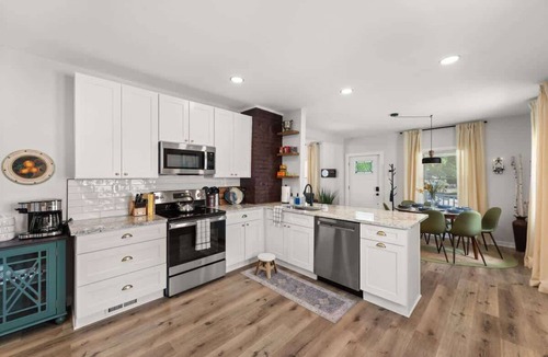 Cleveland House | King Suite - Sleeps 8 - Pet Friendly - Porch