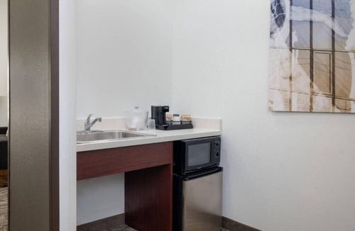 Williamsburg Hotel | King Suite | SpringHill Suites | Historic Triangle, W&M, Golf