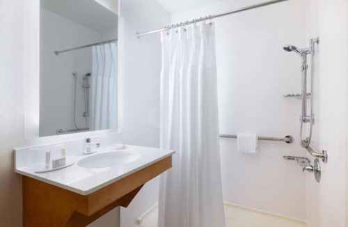 Williamsburg Hotel | King Suite | SpringHill Suites | Historic Triangle, W&M, Golf