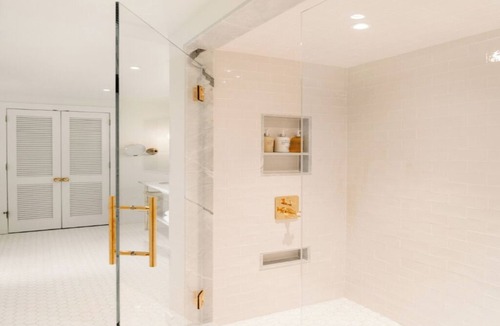 Irvington Hotel | King Suite w/Access to Seasonal Pool, Marina, Courtyard + Free Parking