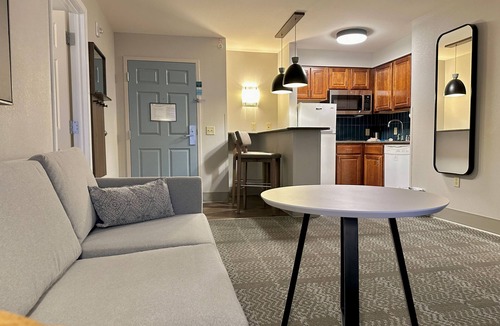 Summit Apartment | King Suite w/Dedicated Conference Table
