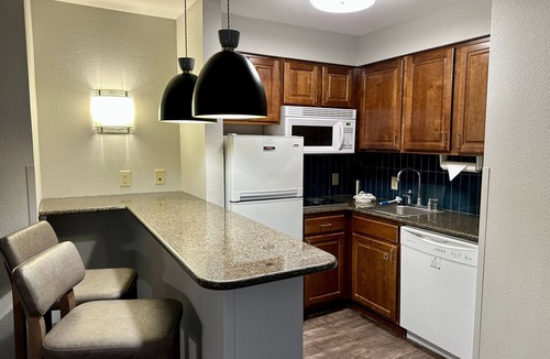 Summit Apartment | King Suite w/Dedicated Conference Table