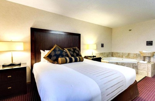 Devils Lake Hotel | King Suite w/Jetted Tub | Free Parking & Pool Access | Near Lakewood Landing