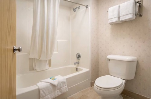 Devils Lake Hotel | King Suite w/Jetted Tub | Free Parking & Pool Access | Near Lakewood Landing