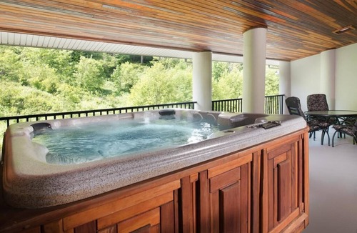 North Bonneville Resort | King with Mountain View