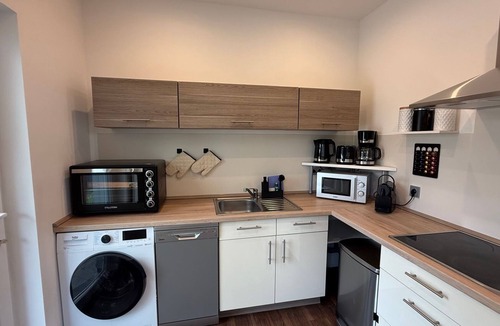 Dudenhofen Apartment | Kings & Queens - 2 bedrooms - whirlpool - garden - barbecue - parking lot