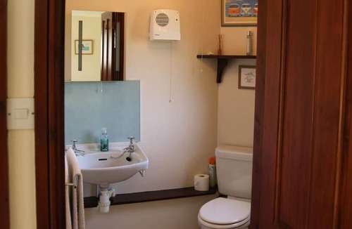 Kenn House | Kingsize bed with ensuite Shower room
