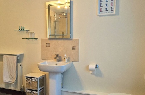 Kenn House | Kingsize bed with ensuite Shower room