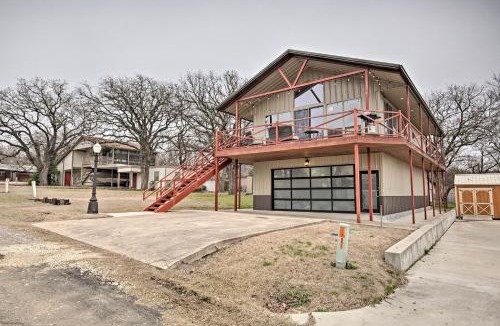 Kingston House | Kingston Cabin with Easy Access to Lake Texoma!