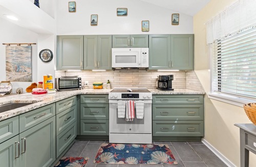Arcadian Shores Villa | Kingston Richmond Pk 20i 2nd floor w/King Bed