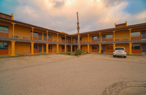 Kingsville Apartment | Kingsville|2 Queen Bed