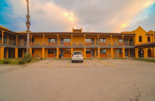 Kingsville Apartment | Kingsville|2 Queen Bed