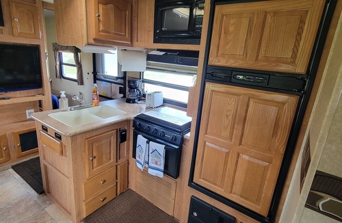 Oraville House | Kinkaid Kamper with AC in Oraville - 2 bedrooms for a cozy stay. house mattress