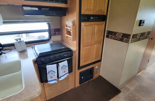 Oraville House | Kinkaid Kamper with AC in Oraville - 2 bedrooms for a cozy stay. house mattress