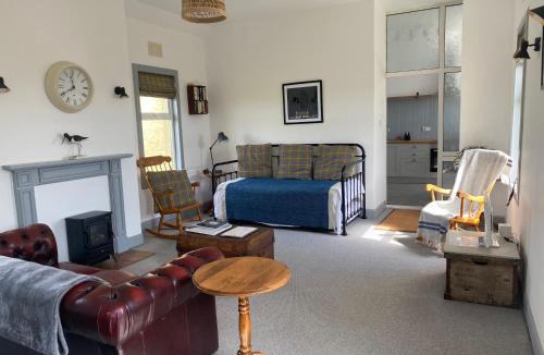Kirkapol Apartment | Kirkapol Beach Sleeps 4 with Dog Access