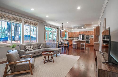South Juanita House | Kirkland's Expansive Custom-Built Family Haven Near Juanita