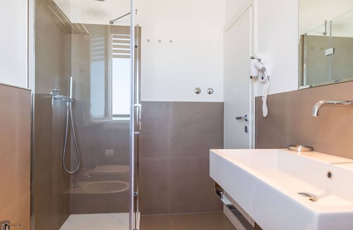 Pinarella Hotel | Kiss Beachfront Hotel & Restaurant