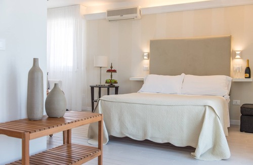 Pinarella Hotel | Kiss Beachfront Hotel & Restaurant