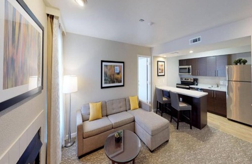 Newark Hotel | Kitchen-Equipped Suite w/Fireplace & Chill Seating – Feels Like Home