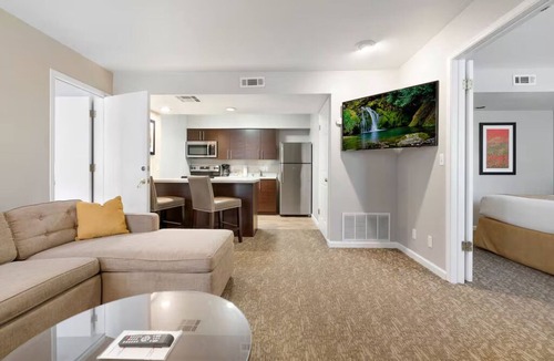 Newark Hotel | Kitchen-Equipped Suite w/Fireplace & Chill Seating – Feels Like Home