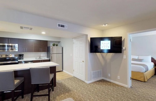 Newark Hotel | Kitchen-Equipped Suite w/Fireplace & Chill Seating – Feels Like Home
