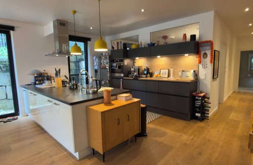 Holzhausen Apartment | Kitchen with gas stove, own barbecue area with a small garden, king-size beds