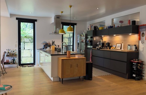 Holzhausen Apartment | Kitchen with gas stove, own barbecue area with a small garden, king-size beds