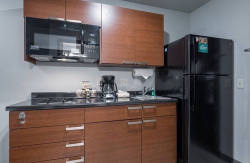 Grant Creek Hotel | Kitchenette-Equipped Room Perfect for Long Visits Near Univ. of Montana