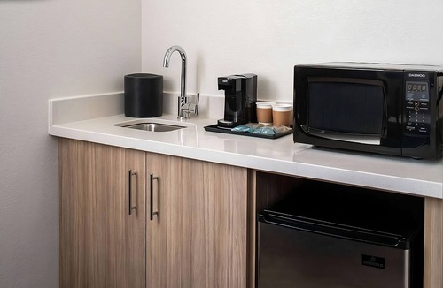 Donelson Hotel | Kitchenette, Pool, Pet-friendly, Free Parking! Nashville At Its Best!