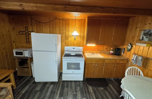 Melrose Hotel | Kitchenette - Spacious Room with Full Kitchen - Melrose MT