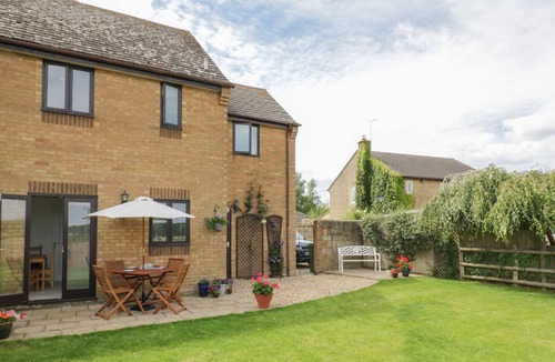 Brackley Cottage | KITE COTTAGE, pet friendly, with a garden in Syresham