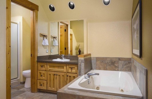 Klamath Falls Resort | Klamath Falls | Nature Golf Retreat | Pool + Golf | 3BR Sleeps 8