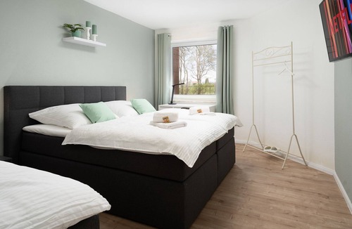 Hildesheim District Apartment | ☆Kleinberries | Washers & Dryers | Kitchen | NETFLIX