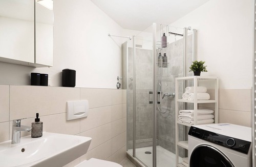 Hildesheim District Apartment | ☆Kleinberries | Washers & Dryers | Kitchen | NETFLIX