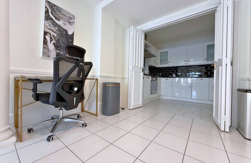 Queenstown Apartment | Knightbridge HydePark 2B2B & Garden near Harrods, Royal Albert Hall & V&A museum