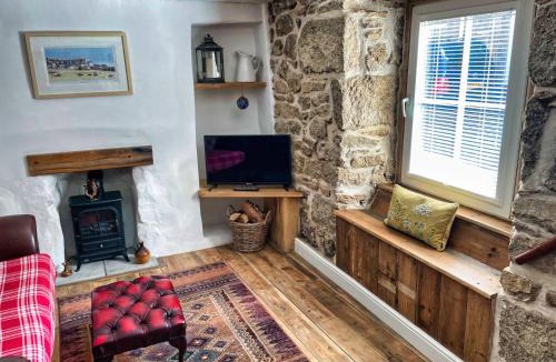 Camborne House | Knocker Cottage is a 3 bedroom made up of 1 double bedroom and 2 small double bedrooms in small village 10 min to beaches