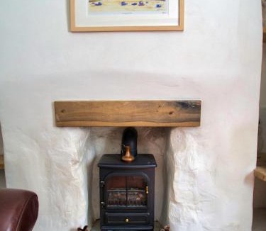 Camborne House | Knocker Cottage is a 3 bedroom made up of 1 double bedroom and 2 small double bedrooms in small village 10 min to beaches