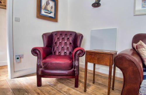 Camborne House | Knocker Cottage is a 3 bedroom made up of 1 double bedroom and 2 small double bedrooms in small village 10 min to beaches
