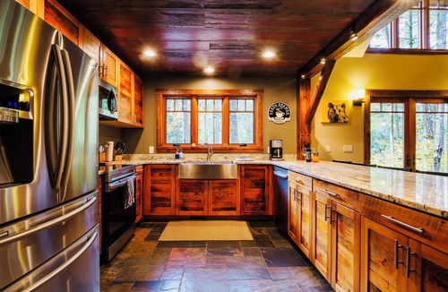 Warnick Cabin | Knotty Lodge – Rustic Charm + Modern Comfort near Mt. Baker, Hot Tub, WiFi