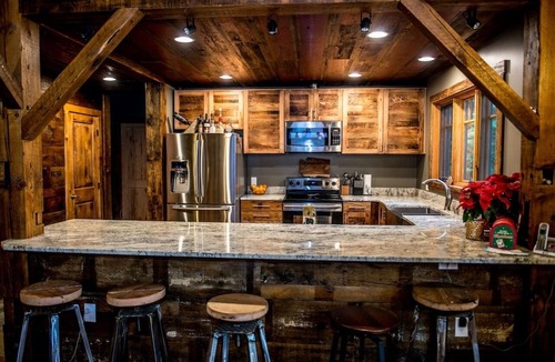 Warnick Cabin | Knotty Lodge – Rustic Charm + Modern Comfort near Mt. Baker, Hot Tub, WiFi