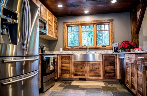 Warnick Cabin | Knotty Lodge – Rustic Charm + Modern Comfort near Mt. Baker, Hot Tub, WiFi