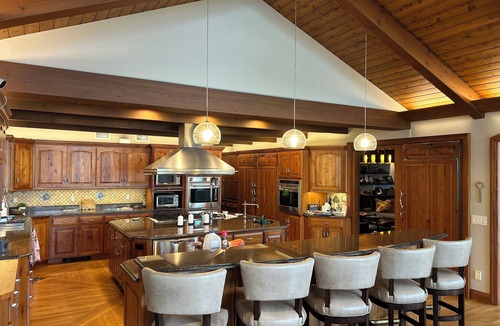 Oconomowoc House | Kohl Manor Luxury Lake 8br year round retreat Pool, Cinema, Arcade on LacLaBelle