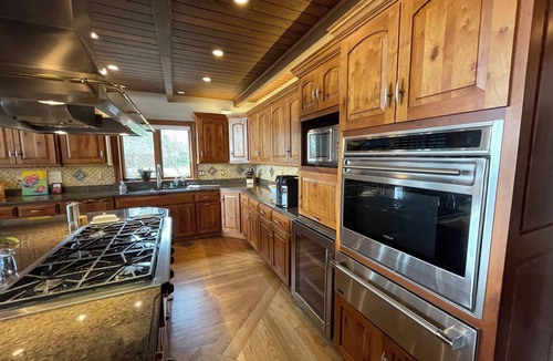 Oconomowoc House | Kohl Manor Luxury Lake 8br year round retreat Pool, Cinema, Arcade on LacLaBelle